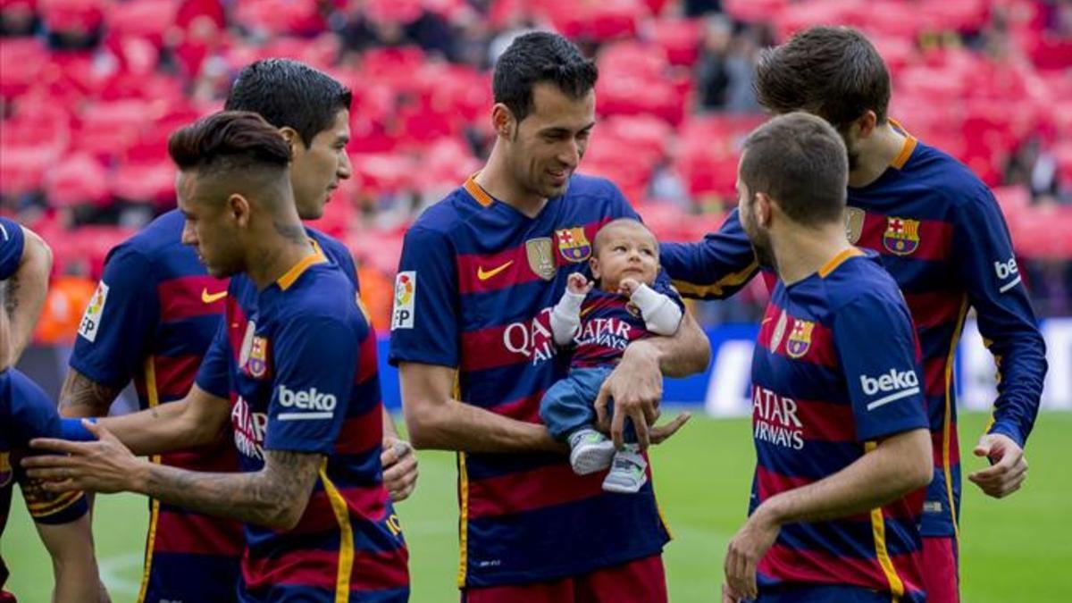 Sergio Busquets llevó por primera vez al Camp Nou al pequeño Enzo