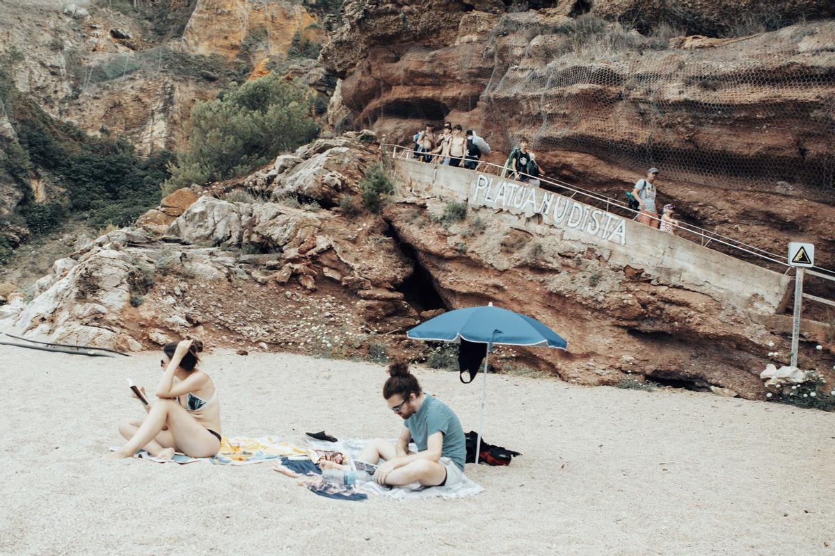 Catalunya es queda sense platges nudistes: «Cada vegada hi ha gent amb banyador i fent fotos»
