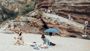 Catalunya es queda sense platges nudistes: «Cada vegada hi ha gent amb banyador i fent fotos»