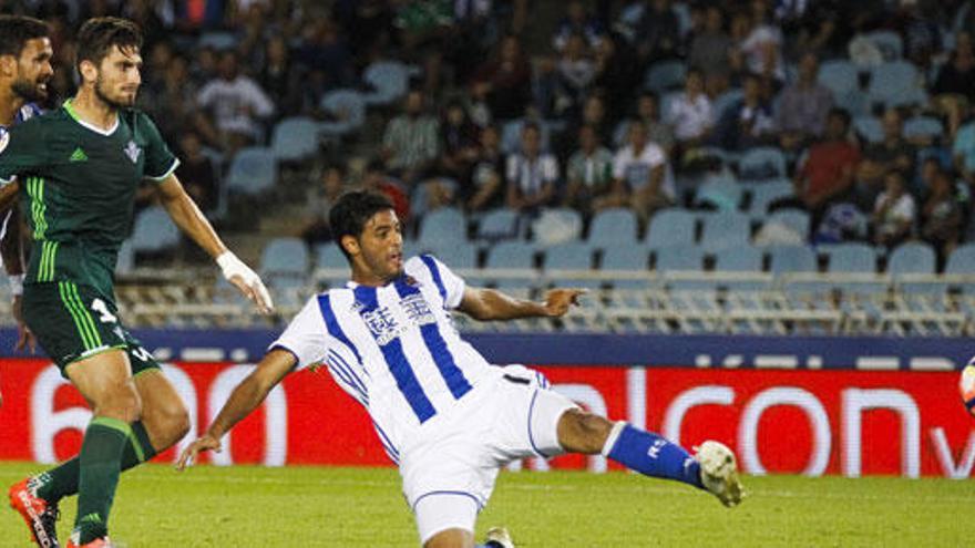 Carlos Vela marca el gol de la victoria para la Real.