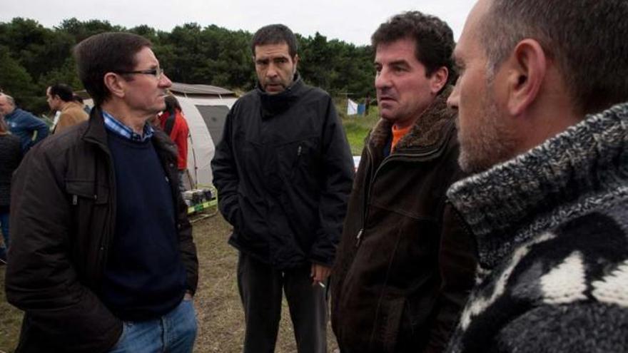 A la izquierda, Alejandro Cueli, ayer, hablando con Roberto González, Víctor Calota y Francisco Gallardo en el campamento.