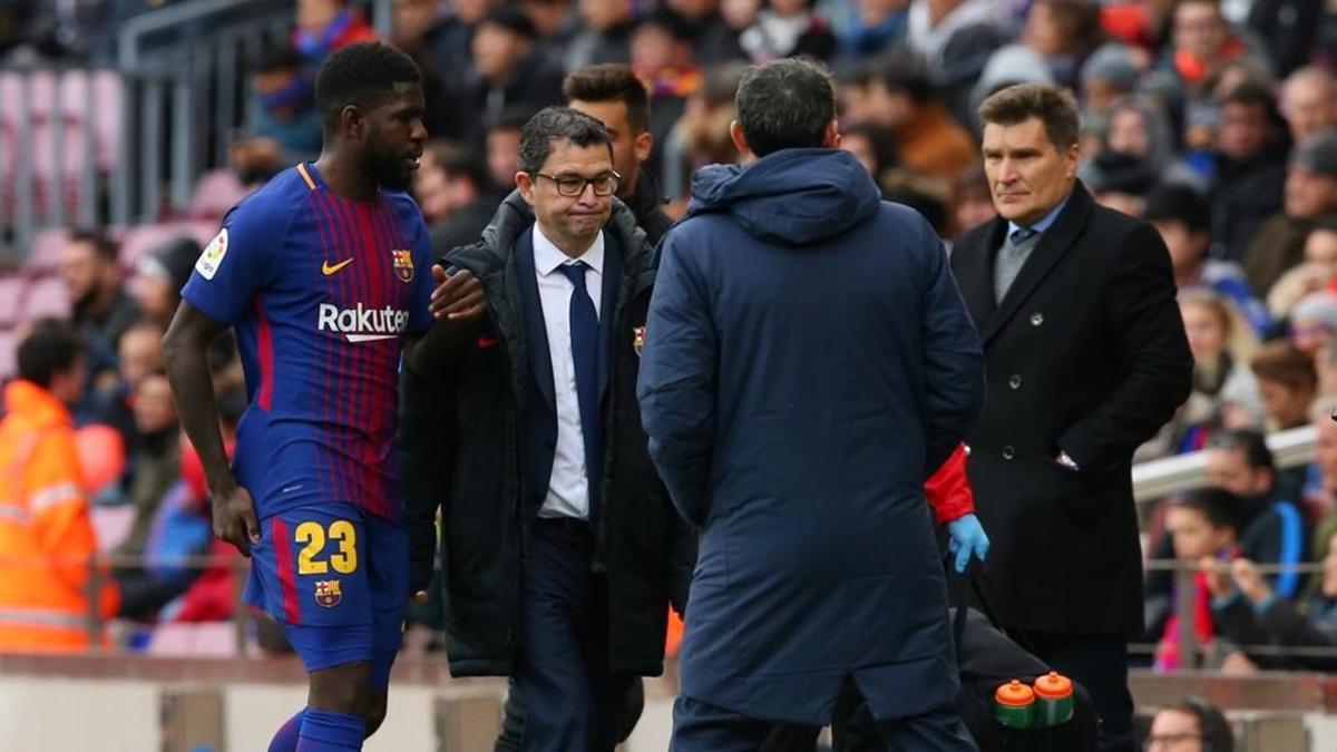 Umtiti se retira del campo tras sufrir una lesión muscular en el muslo derecho.