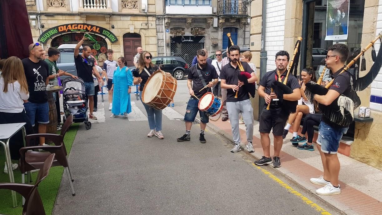 En imágenes: Villaviciosa, lleno por gaitas