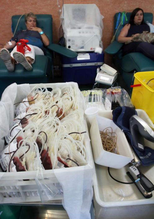 Los malagueños acuden a donar sangre tras el llamamiento del Centro Regional de Transfusión Sanguínea