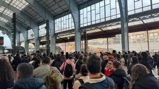 Una acumulación de retrasos en Renfe complica la movilidad en la línea de tren Vigo - Santiago - A Coruña