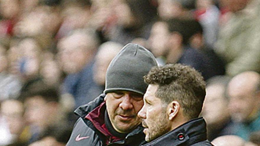 Simeone charla con Germán Burgos.