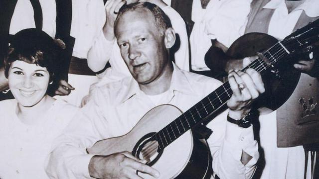 Neil Armstrong junto a una guitarra.