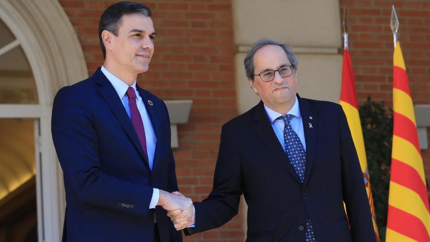 El president del govern espanyol, Pedro Sánchez, i el president de la Generalitat, Quim Torra, encaixen les mans el 26 de febrer del 2020 a la porta del Palau de la Moncloa, abans de la primera reunió de la taula de diàleg