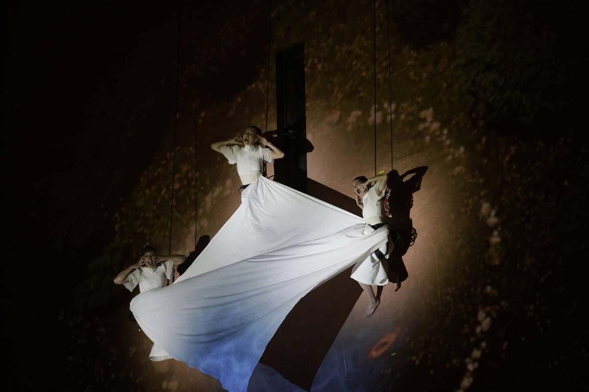 La danza vertical del Arco Atlántico de Gijón conquista Cimavilla (en imágenes)