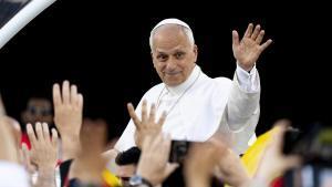 El papa León XIV saludando a los asistentes a la vigilia celebrada en el Estadi Olímpic.