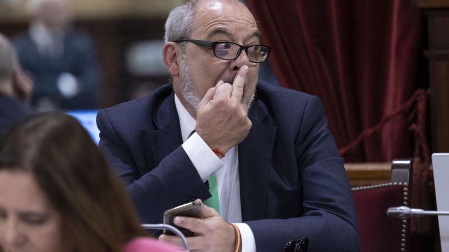 Llaman al orden por hacer una peineta en el Parlament al diputado de Vox que enalteció el golpe de Franco y señaló a una periodista: &quot;Por favor, compórtese&quot;