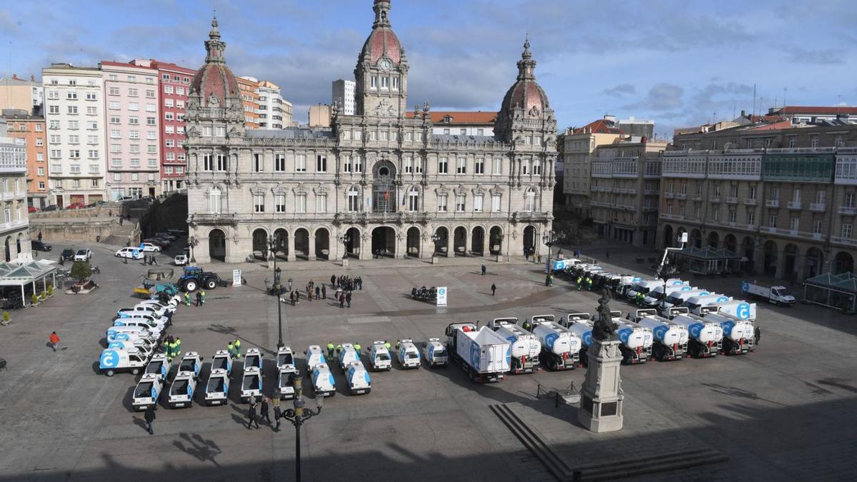 Los vehículos de limpieza, ayer, en la plaza de María Pita.   | // CARLOS PARDELLAS