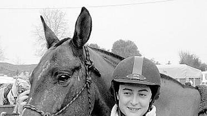 La participante llanisca Irene Carreño Dorado, junto a su caballo «Pingo».