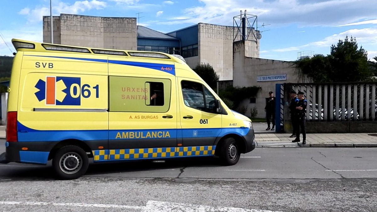 Policías y una ambulancia el día del triste suceso en el Sexto Instituto.