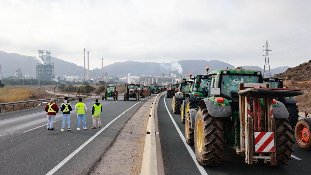 Decenas de tractores obstaculizan el paso a la refinería Repsol de Cartagena.