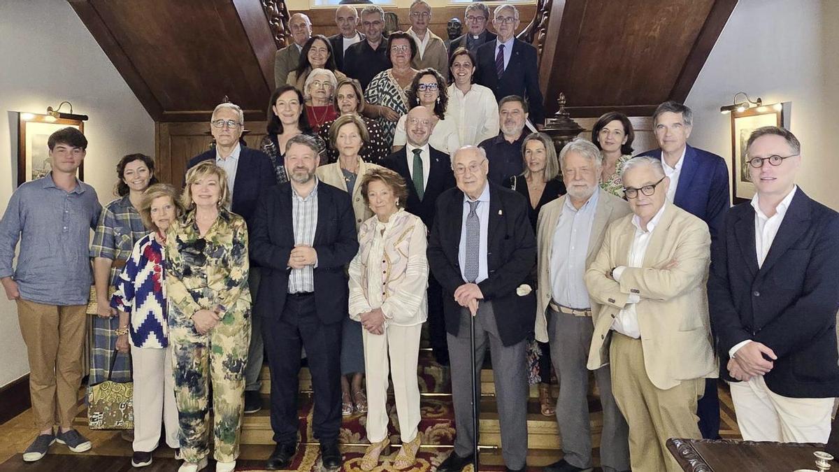 Víctor Cageao, en primera fila con camisa de cuadros y chaqueta, junto a la presidenta de la fundación, Gracia Regojo.