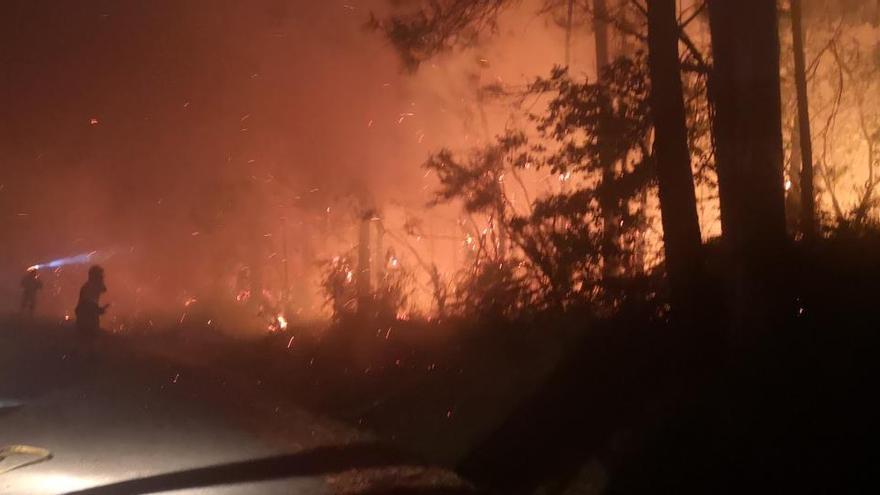 El incendio que se produjo en Cuntis ayer de madrugada.