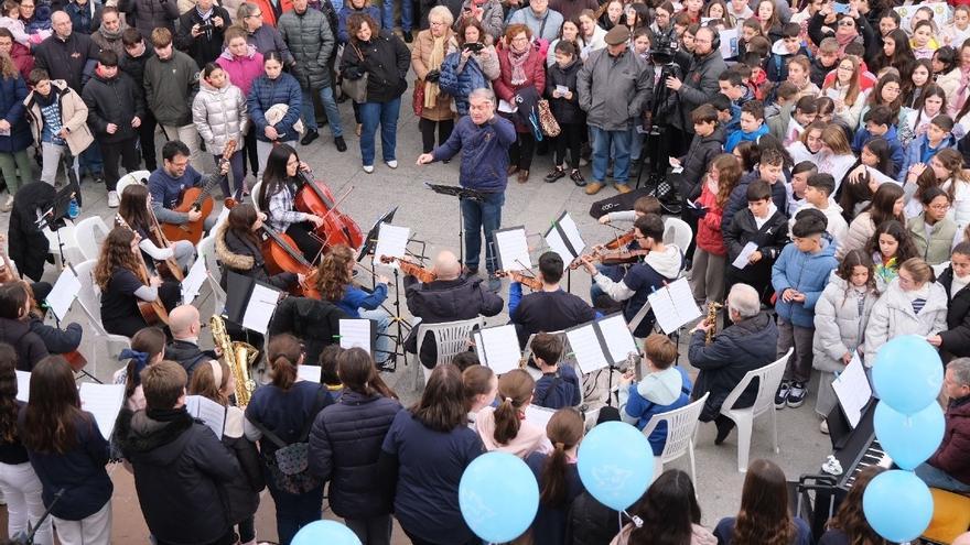 Los escolares de Cabra celebran el Día por la Paz y la No Violencia con una marcha por la ciudad
