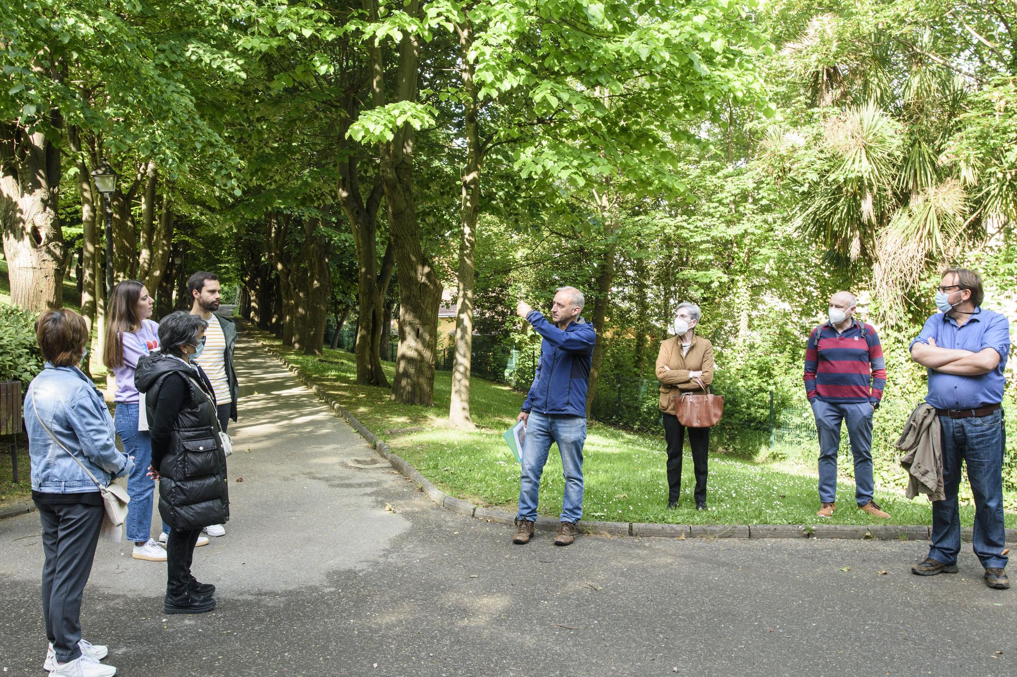 EN IMÁGENES: Así fue la primera visita guiada por los jardines de La Rodriga en Oviedo