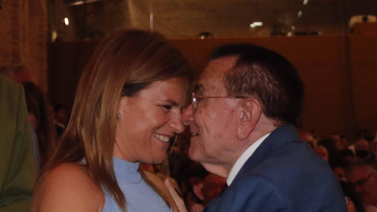 Paco Fenollosa abraza a Pilar Bernabé en la gala del lunes