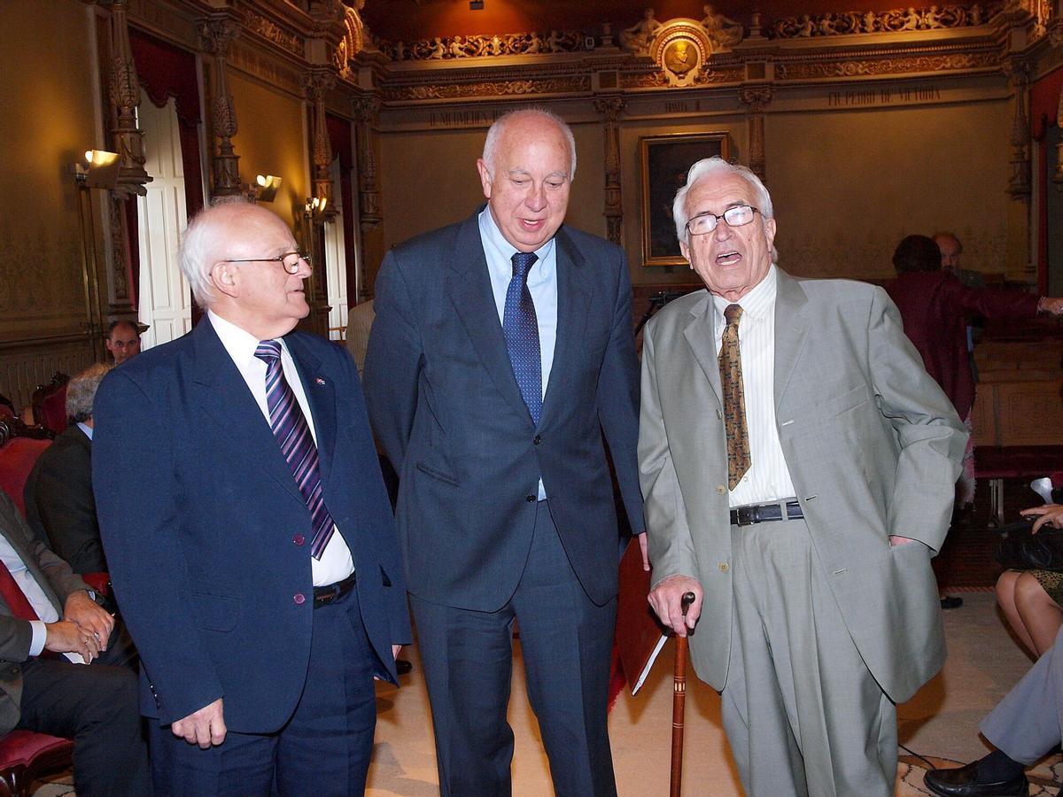 EL ESCRITO XOSE NEIRA VILAS (DCHA.) RECIBE LA MEDALLA ALEJO CARPENTIER, OTORGADA POR EL CONSEJO DE ESTADO DE CUBA, EN UN ACTO CELEBRADO EN EL PARANINFO DE LA UNIVERSIDADE DE SANTIAGO, DURANTE UN ACTO AL QUE ASISTIERON EL CONSUL ALEJANDRO FUENTES, EL RECTOR JUAN CASARES LONG Y EL ALCALDE DE VILA DE CRUCES, JESUS OTEROl. ESCRITORES. HOMENAJES.