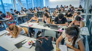 Alumnos realizando las PAU