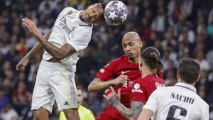 MADRID, 15/03/2023.- El defensa brasileño del Real Madrid Éder Militão despeja de cabeza un balón ante su compatriota Fabinho, centrocampista del Liverpool, durante el partido de vuelta de los octavos de final de la Liga de Campeones que Real Madrid y Liverpool disputan este miércoles en el estadio Santiago Bernabéu, en Madrid. EFE/ Chema Moya