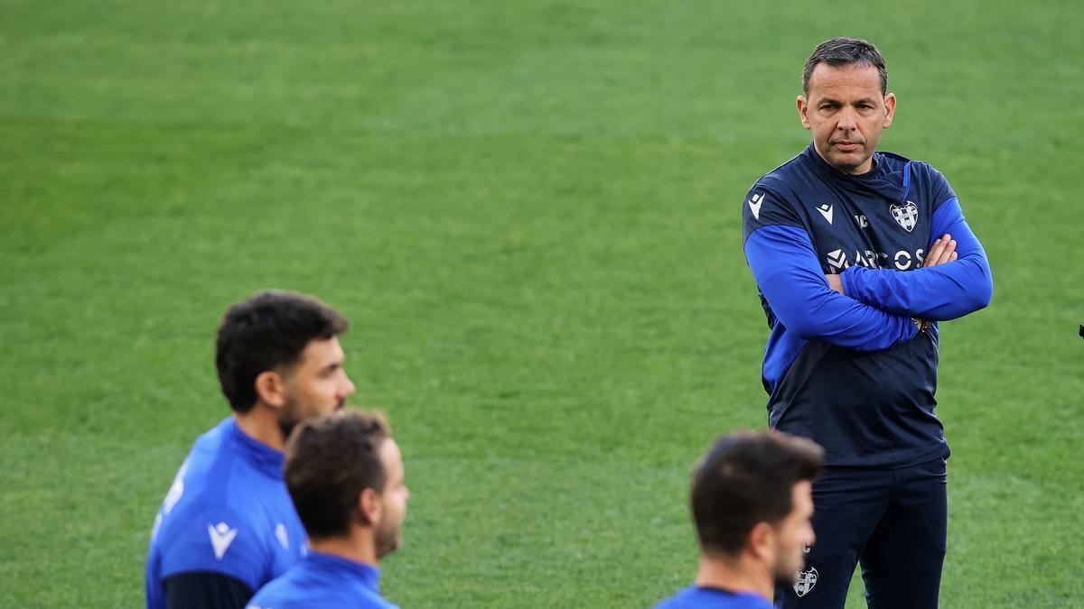 Javier Calleja, durante un entrenamiento del Levante UD.