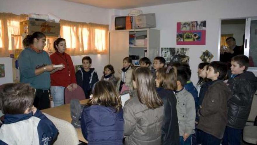 Voluntarias de la Protectora de Alcoy dando una charla.