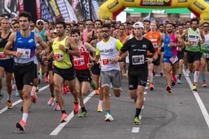10.000 corredores participan en la emblemática Cursa de la Mercè en Barcelona.