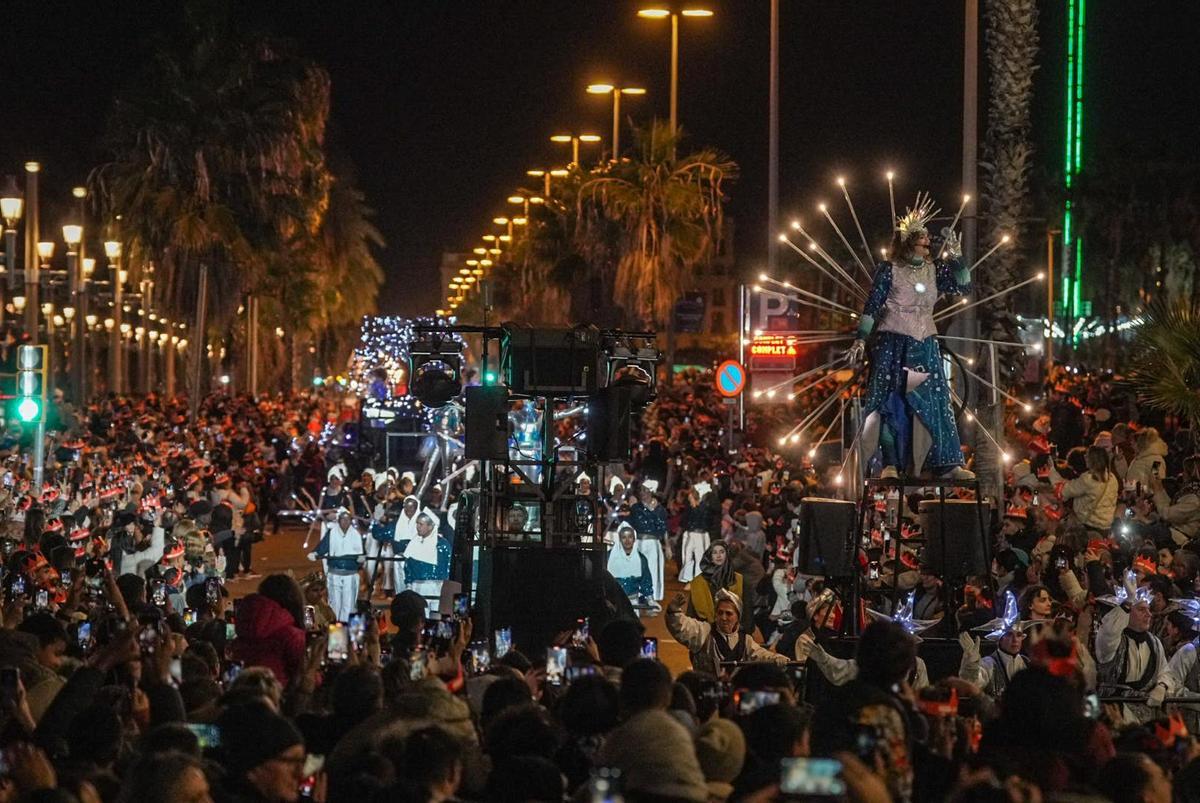 Miles de personas colman la costa de Barcelona para dar la bienvenida a los Reyes Magos