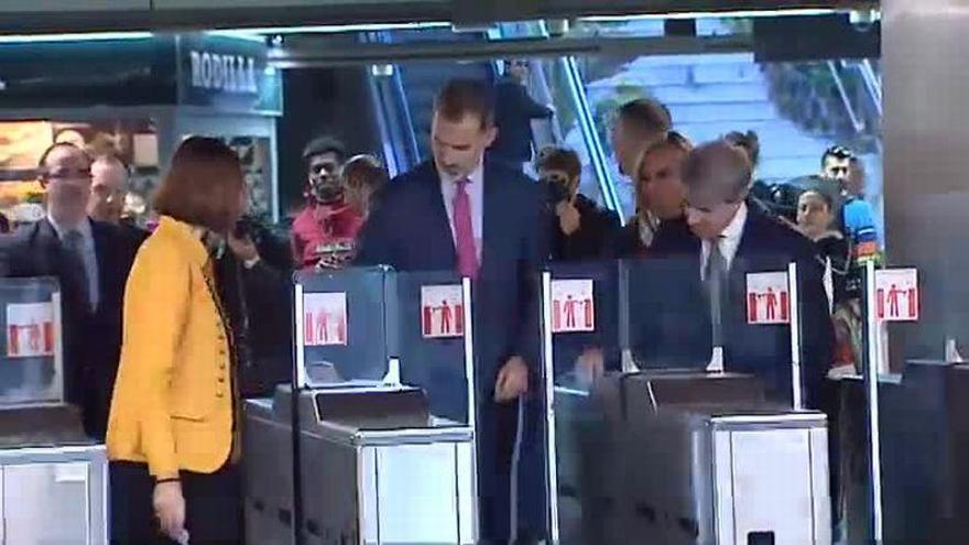 El rey Felipe VI viaja en el metro madrileño para inaugurar su centenario