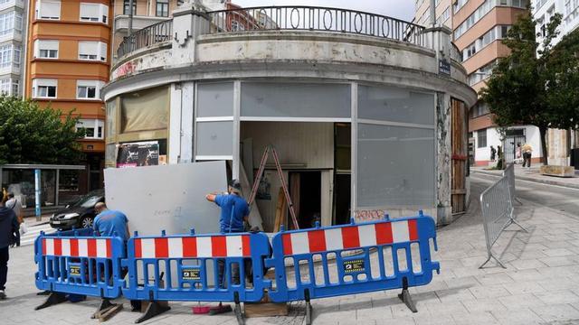 Operarios, ayer, realizan labores de mantenimiento en la atalaya de San Roque.   |