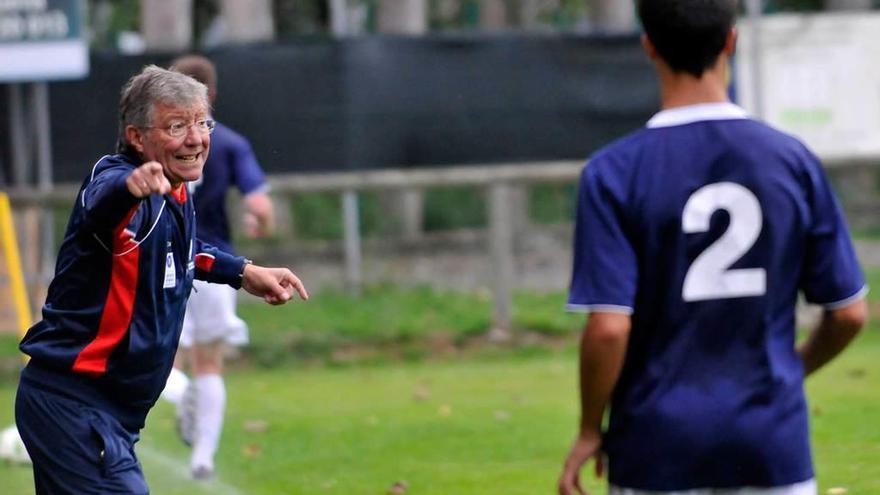 Pulgar, haciendo indicaciones en un partido.