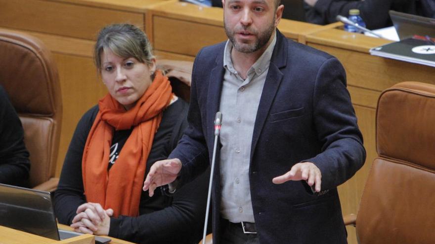 Villares y Carmen Santos en el hemiciclo parlamentario