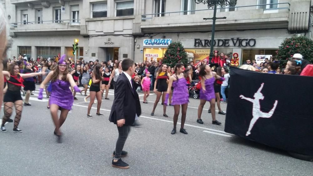 Miles de personas abarrotan las calles del centro de la ciudad para presenciar el desfile de comparsas