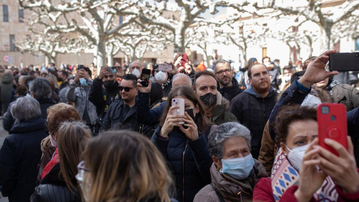 El público tira de móvil para inmortalizar a una de las imágenes más queridas por los zamoranos. | Emilio Fraile