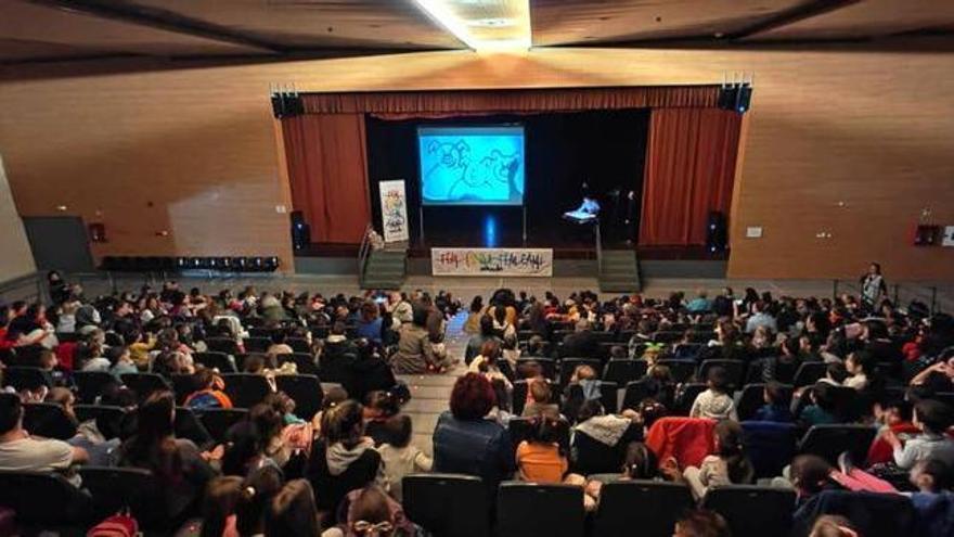 Més de quatre-cents infants de Vilanova del Camí es reuneixen per compartir «Un sac de contes»