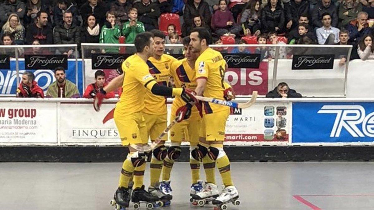 Pau Bargalló, felicitado por sus compañeros tras uno de sus dos goles