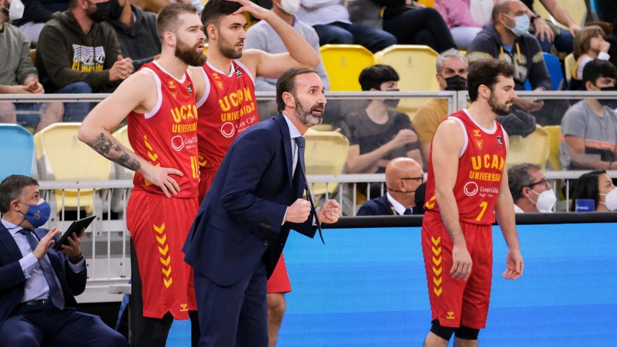 Sito Alonso, con Radovic, Cate y Tomás Bellas en el partido en Las Palmas.  | ACB PHOTO - J.