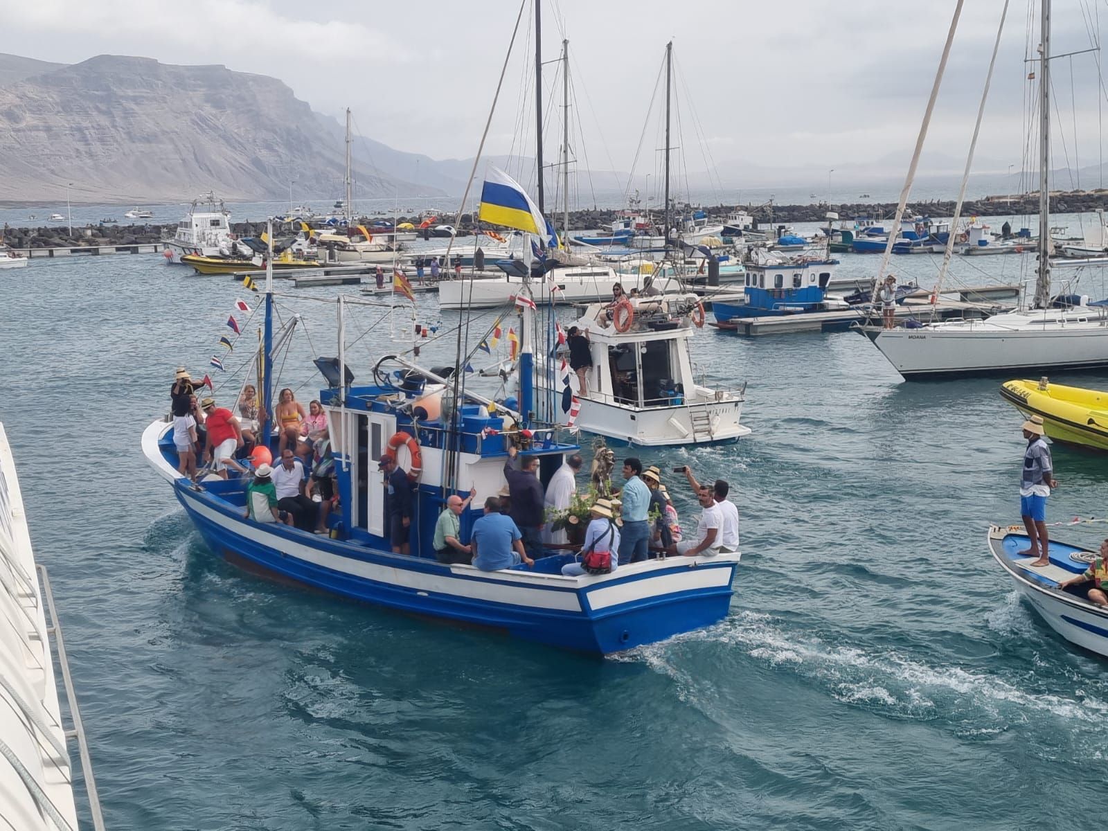 La Graciosa pasea a la Virgen del Carmen