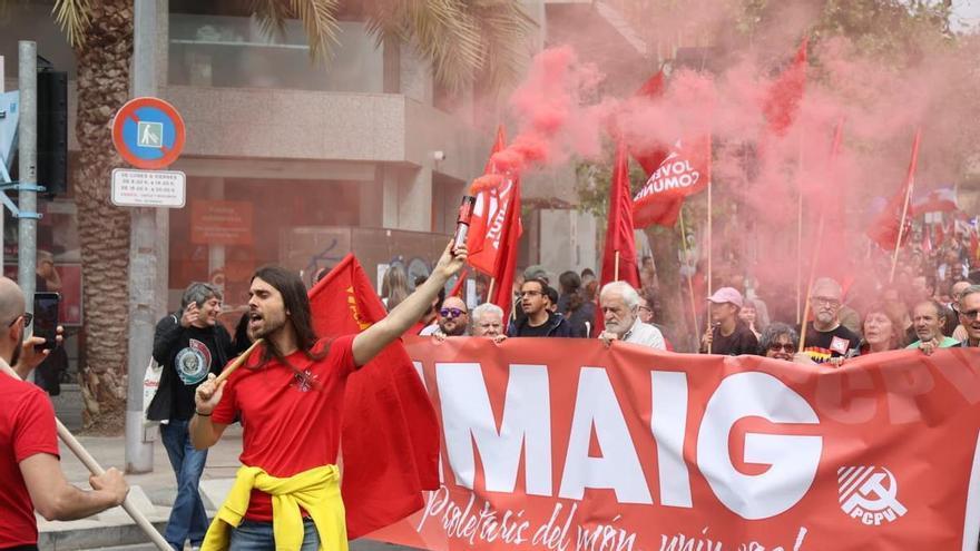 Centenares de trabajadores reclaman más derechos ante el temor de nuevos recortes