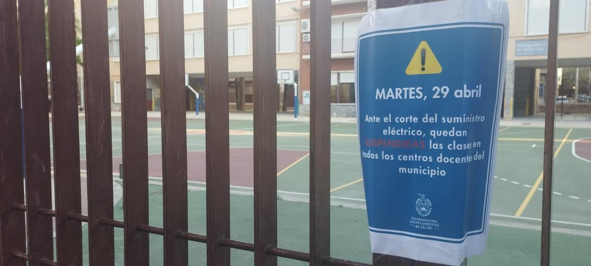 Un cartel colocado este martes a las puertas del CEIPC Ferrández Cruz, en Elche