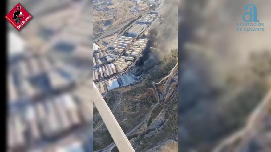 Un incendio en una nave industrial de Aspe causa un incendio forestal