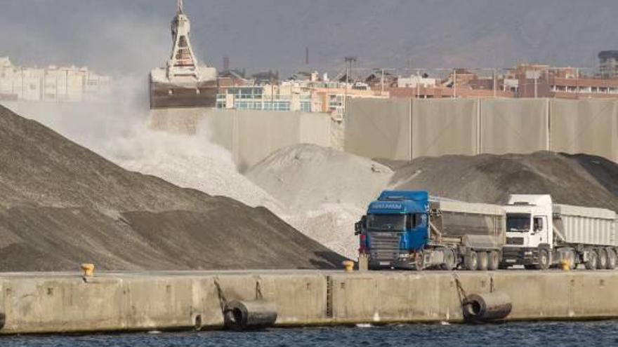 Imagen de archivo de descarga de graneles en el Puerto de Alicante.