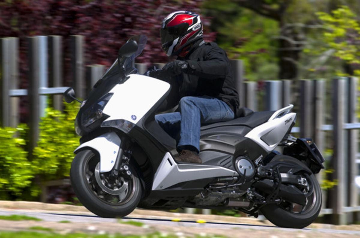 Un noi prova a Barcelona la moto TMAX 530 per al suplement ’Airbag’, d’EL PERIÓDICO.