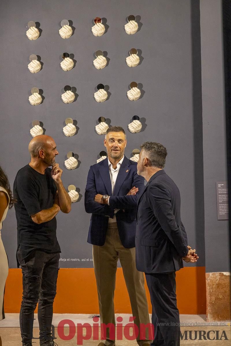 Así es la exposición 'Los Asomados' de Lidó Rico, que llega a Caravaca en su Año Jubilar