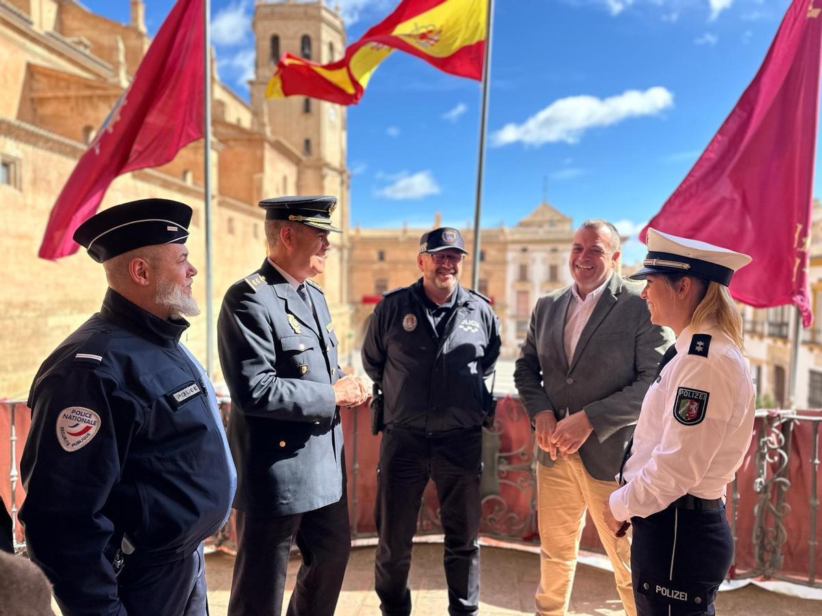 Los agentes, junto al comisario de Policía Nacional de Lorca.