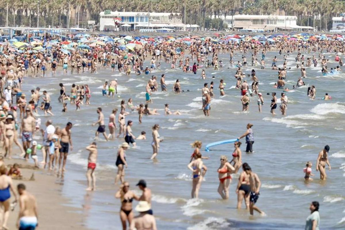 Bañistas, en la playa de la Malvarrosa de València.