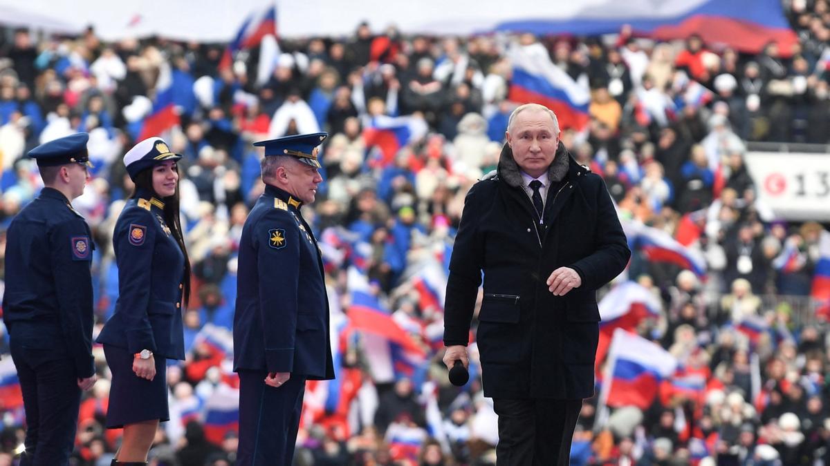 Putin asiste al concierto de la víspera del Día del Defensor de la Patria en Moscú.